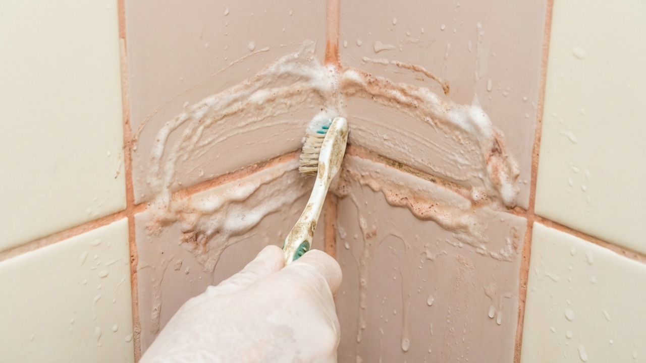 Antes de usar água sanitária para tirar aquelas manchas rosas do banheiro tente fazer deste jeito que o problema vai parar de voltar Técnicas eficientes ajudam na remoção de manchas e na conservação dos revestimentos do banheiro.