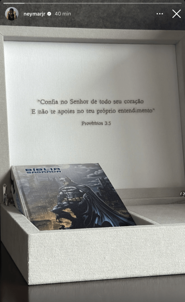 Batman estampa capa da Bíblia de Neymar; Veja 20260520 Image 14 628x1024 1