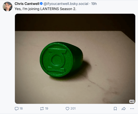 Lanternas: Christopher Cantwell confirma início de trabalho na 2ª temporada 20260520 Image 17