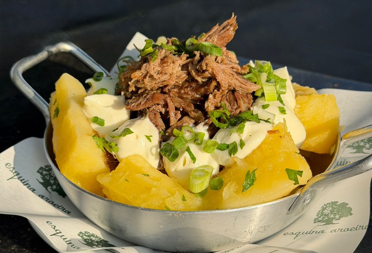 Mandioca Aroeira, mandioca cozida na manteiga, frita e servida com costela desfiada bem temperada e sour cream (R$ 65)