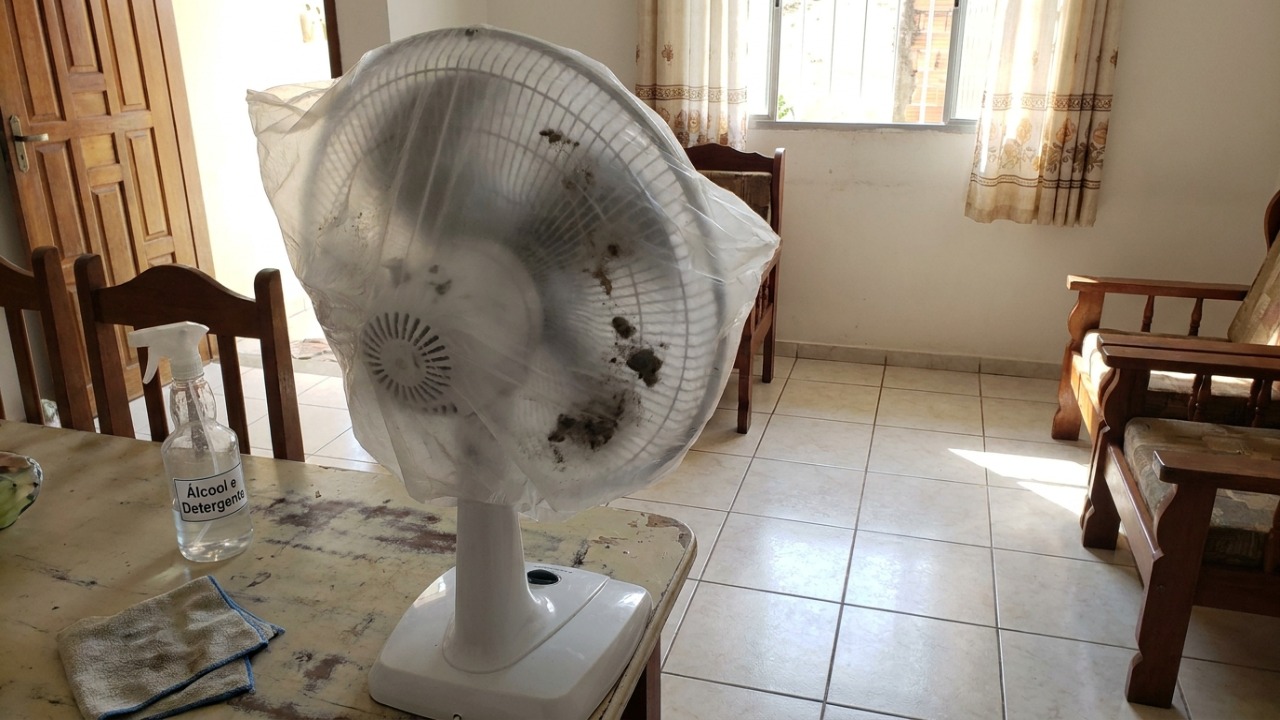 Coloque um saco plástico no ventilador e ligue ele, você vai ver que a poeira sai todinha em apenas oito minutos sem precisar usar chave de fenda Limpe o seu ventilador sem precisar desmontar usando apenas um saco plástico.