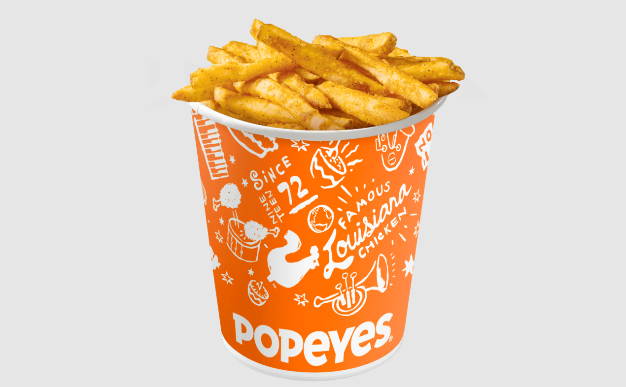 Na compra do combo Balde de Fritas Cajun + Molhão por R$ 37,90 no Popeyes, o consumidor ganha direito a um refill adicional do balde de batatas