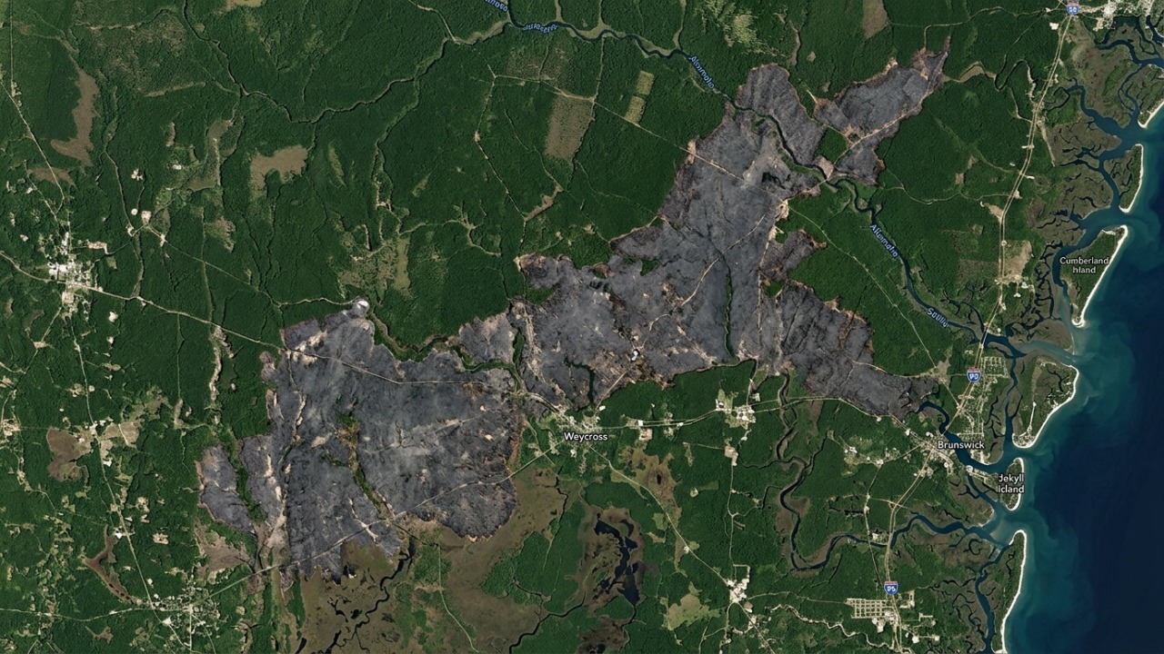 Imagens de satélite da nasa mostram a enorme marca deixada pelos incêndios na geórgia, e a mistura de seca severa, ventos fortes e os rastros do furacão helene ajuda a explicar por que isso é visível do espaço Incêndios florestais consomem mais de cinquenta mil acres de vegetação no estado da Geórgia.