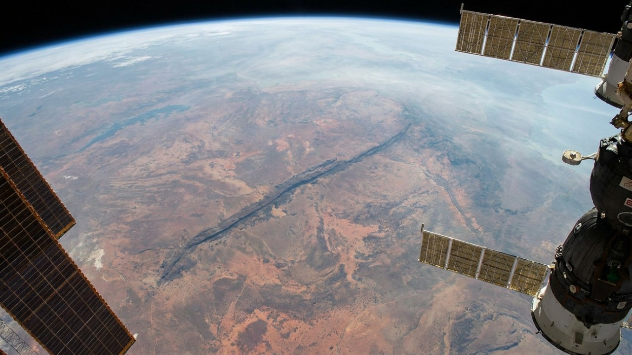 A NASA encontra uma estrutura colossal de 550 km e 2,5 bilhões de anos escondida em um planeta do sistema solar que deixam os cientistas abismados Cicatrização geológica de dois bilhões de anos cruzando o terreno africano vista do espaço.