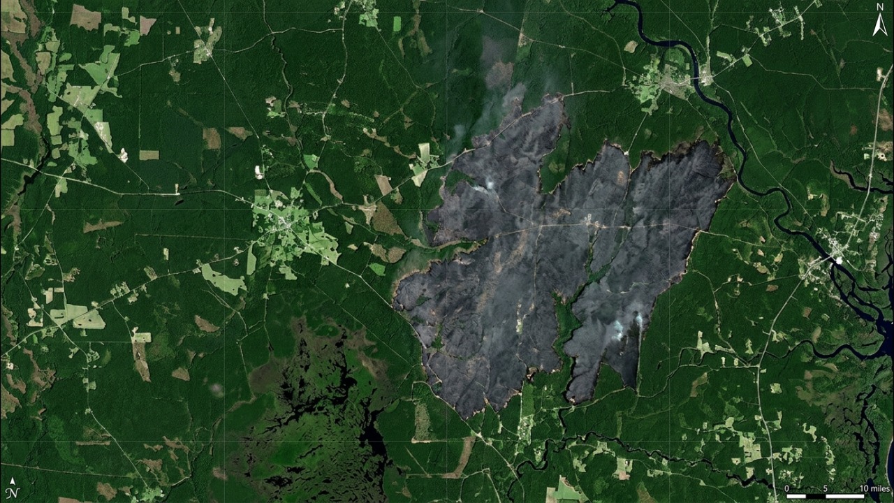 Imagens de satélite da nasa mostram a enorme marca deixada pelos incêndios na geórgia, e a mistura de seca severa, ventos fortes e os rastros do furacão helene ajuda a explicar por que isso é visível do espaço Imagem de satélite revela a vasta área de devastação causada por incêndios florestais no sul da Geórgia.