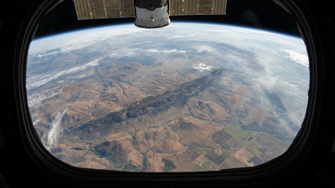 A NASA encontra uma estrutura colossal de 550 km e 2,5 bilhões de anos escondida em um planeta do sistema solar que deixam os cientistas abismados Imagem orbital da Estação Espacial Internacional revela a extensão colossal do Great Dyke no Zimbábue.