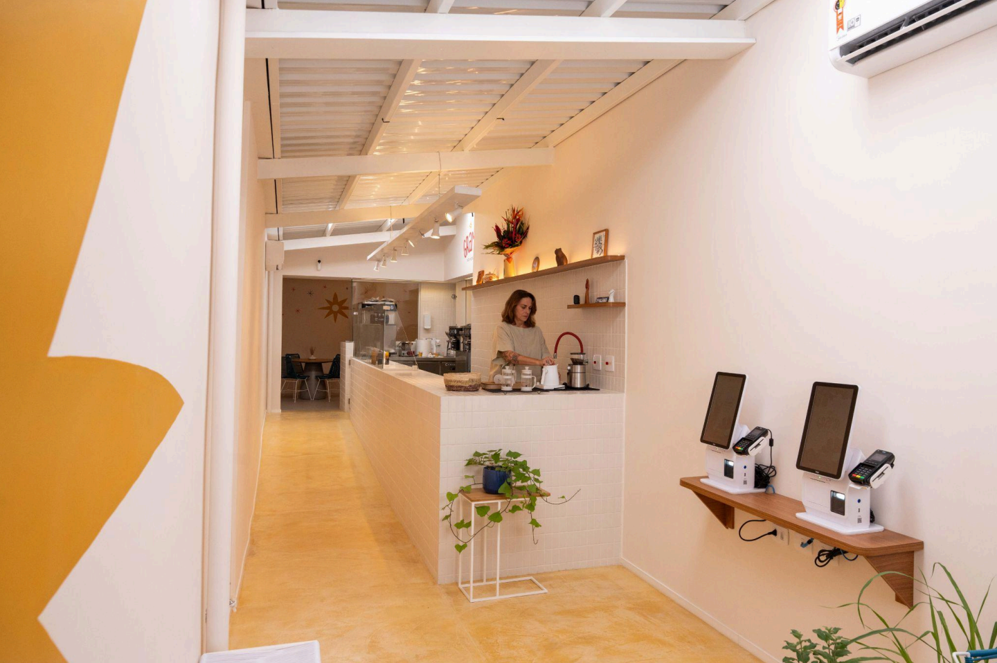 Novidade na Vila Madalena, sorveteria tem soft artesanal 100% vegetal e sabores bem brasileiros Instalada em uma casa charmosa na Rua Mourato Coelho, na Vila Madalena, a sorveteria aposta em um clima acolhedor e descomplicado, com sofás, cadeiras de balanço e móveis coloridos que fazem o cliente querer ficar ali sem pressa
