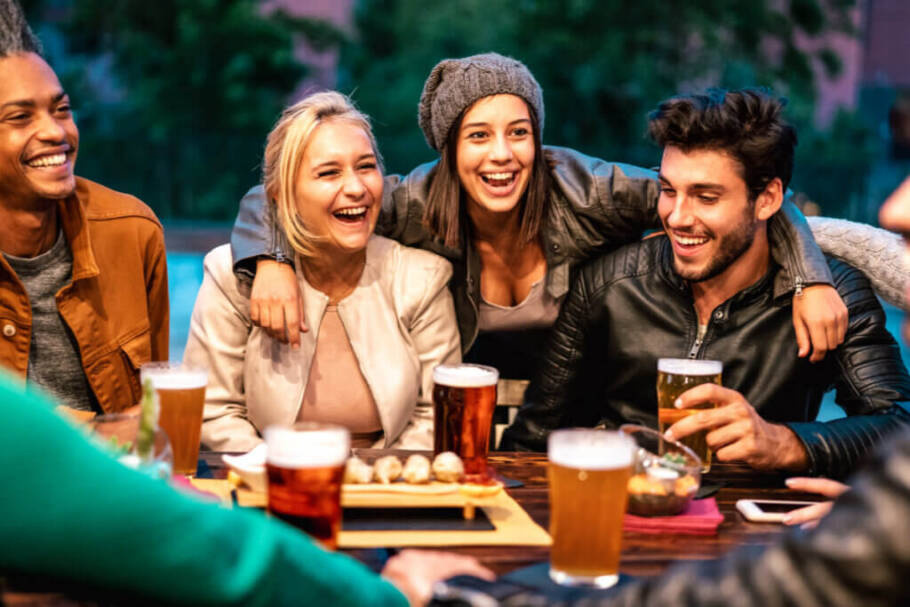 O consumo excessivo de álcool pode sobrecarregar o fígado, favorecer o acúmulo de gordura no corpo e impactar a saúde ao longo do tempo (Imagem: View Apart | Shutterstock)