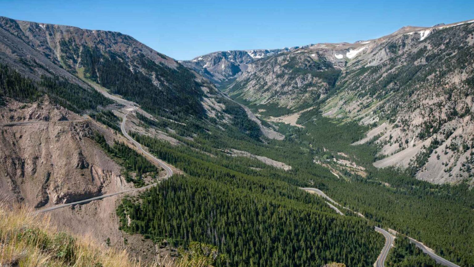 A Rodovia Beartooth conecta Montana ao Wyoming perto de Yellowstone, sendo que o seu trecho em altitude elevada transforma um passeio comum em uma das estradas mais impressionantes dos Estados Unidos Se a viagem até Yellowstone parece algo para se apressar, a Beartooth Highway apresenta um forte argumento para desacelerar.