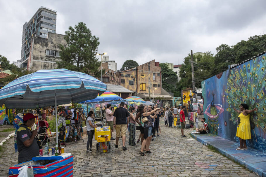 Turistas tiram fotos de grafites no Beco do Batman, na Vila Madalena; região é berço das artes da boêmia paulistana
