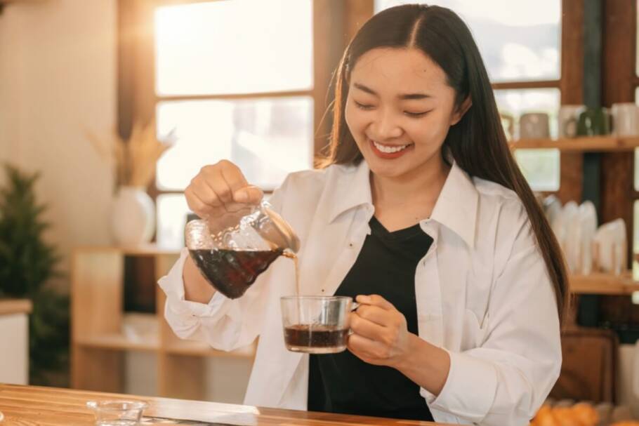 Tomar café em jejum pode ajudar a estimular o funcionamento do intestino em alguns casos (Imagem: Pranithan Chorruangsak | Shutterstock)