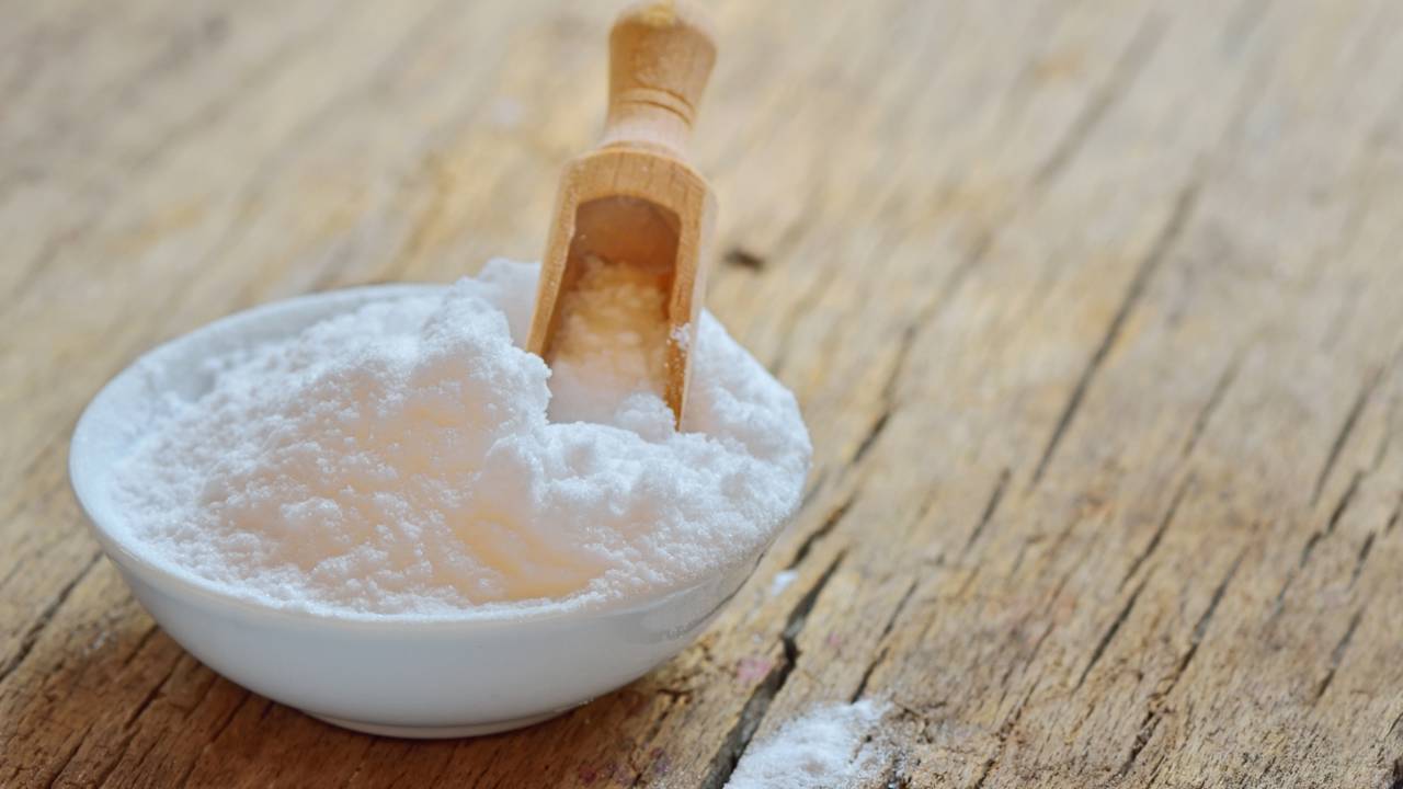 Esse truque simples com bicarbonato ajuda a deixar o banheiro mais limpo, econômico e com sensação maior de frescor.