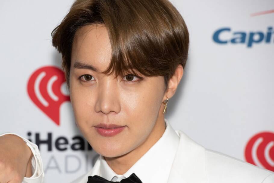 J-Hope chama atenção pela energia contagiante e pelas performances marcantes nos palcos (Imagem: Silvia Elizabeth Pangaro | Shutterstock)