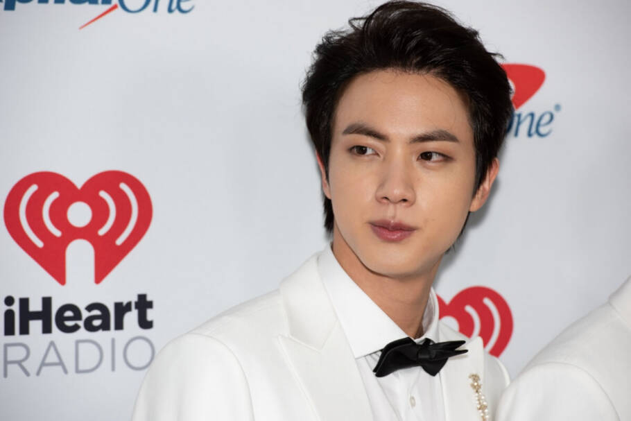 Jin conquistou o público com vocais suaves e pela personalidade carismática dentro do BTS (Imagem: Silvia Elizabeth Pangaro | Shutterstock)