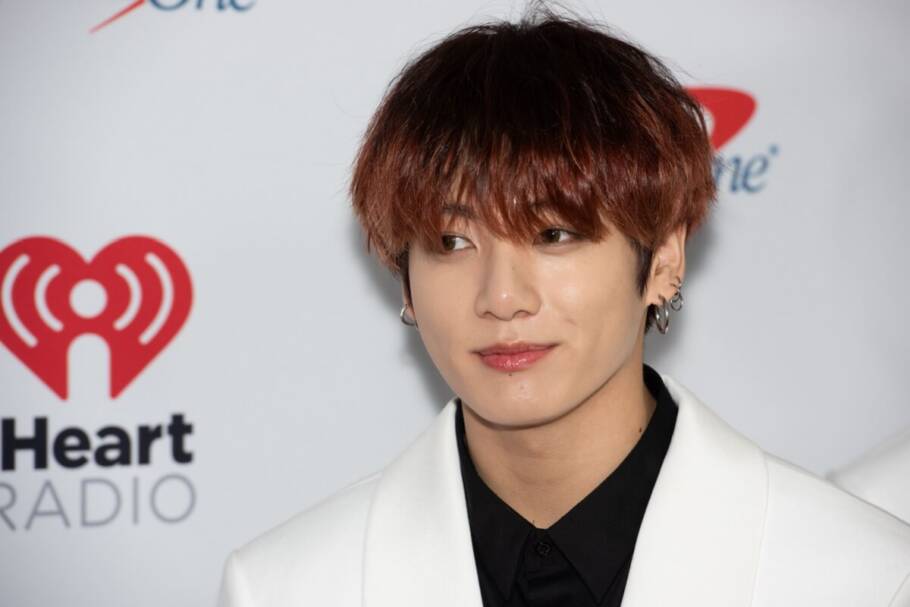 Jung Kook ampliou sua projeção global com “Dreamers”, apresentada na abertura da Copa de 2022 (Imagem: Silvia Elizabeth Pangaro | Shutterstock)