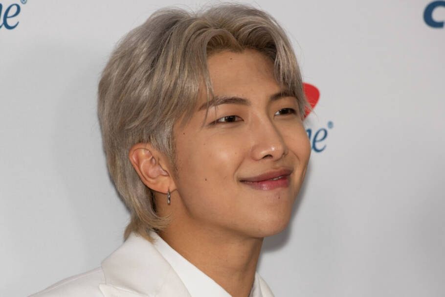 RM se destacou como líder do BTS e pelas letras reflexivas presentes nas músicas do grupo (Imagem: Silvia Elizabeth Pangaro | Shutterstock)