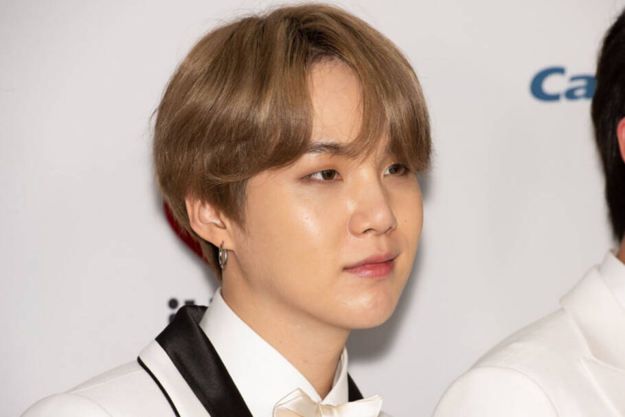 SUGA transformou experiências pessoais em músicas intensas e sinceras sobre emoções e superação (Imagem: Silvia Elizabeth Pangaro | Shutterstock)