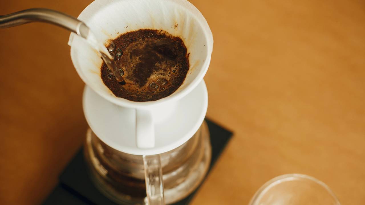 Café usado e bicarbonato viraram combinação queridinha na limpeza doméstica por ajudar na gordura e nos odores da cozinha.