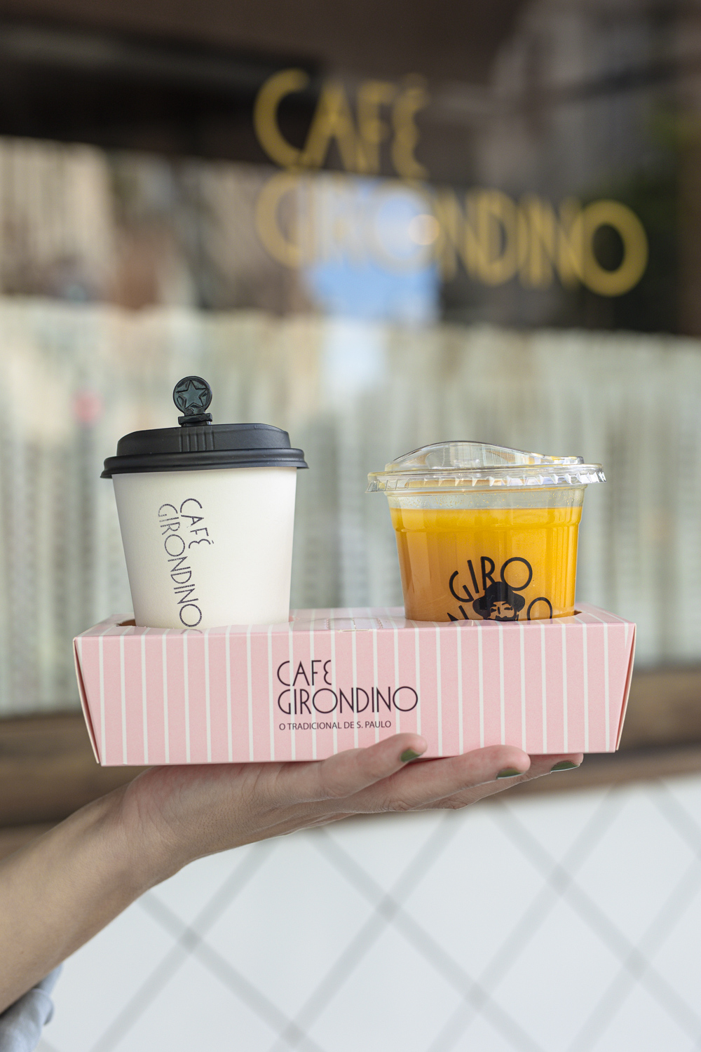 No “Girondino Viagem”, novo serviço de take away da casa e que tem autoatendimento por totem, embalagens próprias e uma identidade mais urbana, é possível pegar um café, um bolo ou um sanduíche e seguir o dia sem perder tempo