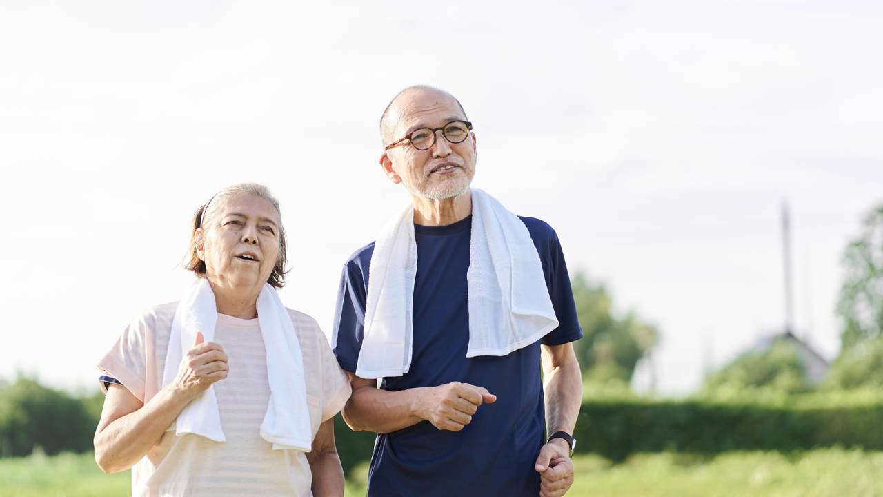 Os dois melhores horários para caminhadas para idosos Idosos podem ganhar mais segurança, energia e qualidade de vida ajustando o melhor horário para caminhar diariamente.