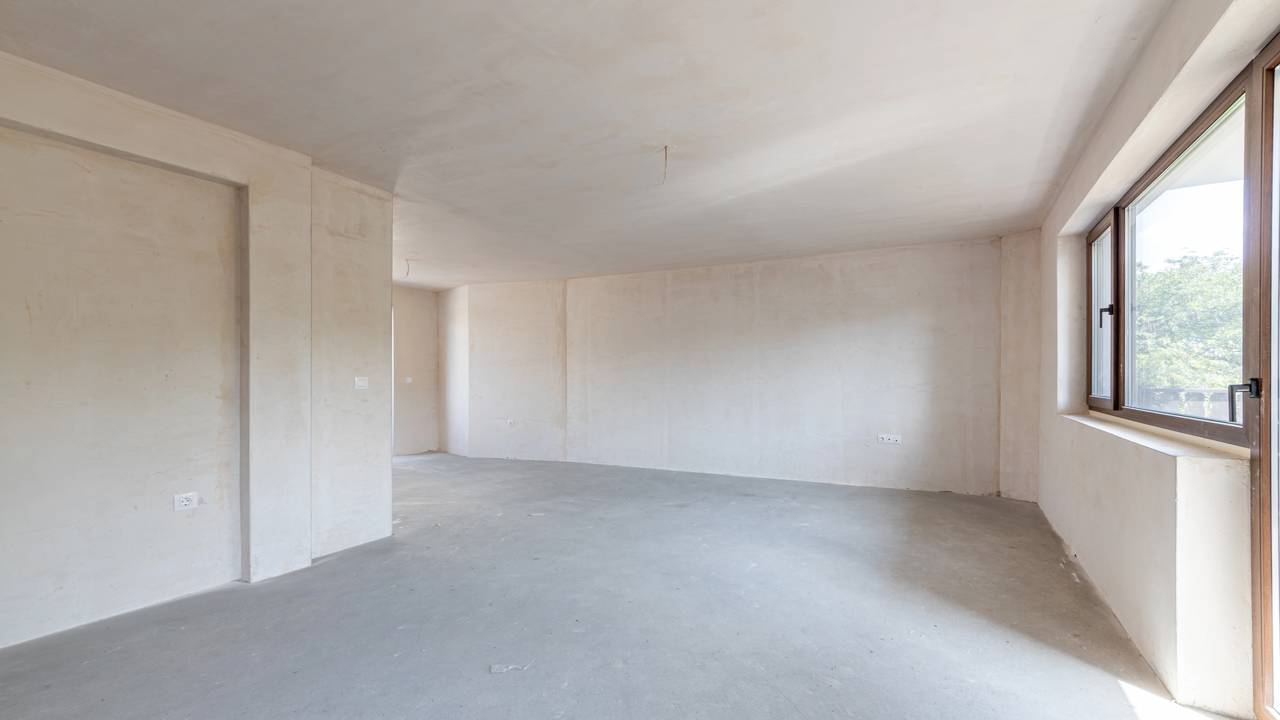 A que distância da janela são instalados os painéis de gesso e por que isso é importante? O posicionamento do gesso perto da janela faz diferença na estética, no conforto térmico e na funcionalidade do espaço.