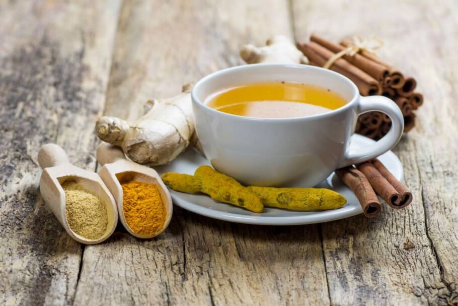 Imunidade: veja alimentos e bebidas naturais para fortalecer o organismo Chás naturais ajudam a aquecer o corpo e melhorar a circulação nos dias frios (Imagem: Halil ibrahim mescioglu | Shutterstock)