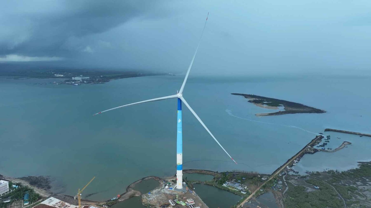 A China instalou a turbina gigante recorde e especialistas alertam sobre algo estranho: o equipamento pode estar mudando o clima da região já que o tamanho impressiona demais Qual o tamanho de uma turbina eólica precisa ser para que as pessoas comecem a falar sobre o clima local?