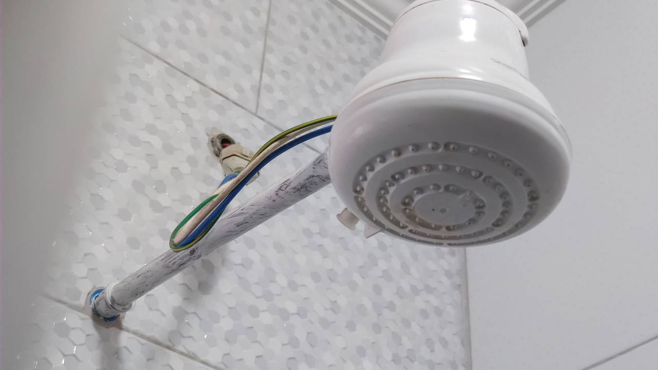 Por que a resistência do chuveiro fica cheia de calcário e com que frequência ele precisa ser trocado? Muita gente ignora o calcário no chuveiro, mas ele pode aumentar o consumo de energia e reduzir a vida útil da peça.