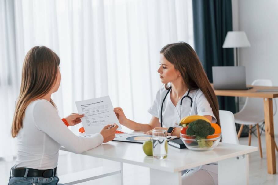 Suplementos alimentares: 5 cuidados antes de incluí-los na rotina O acompanhamento profissional ajuda a definir a dosagem e o tempo de uso correto dos suplementos alimentares (Imagem: Standret | Shutterstock)
