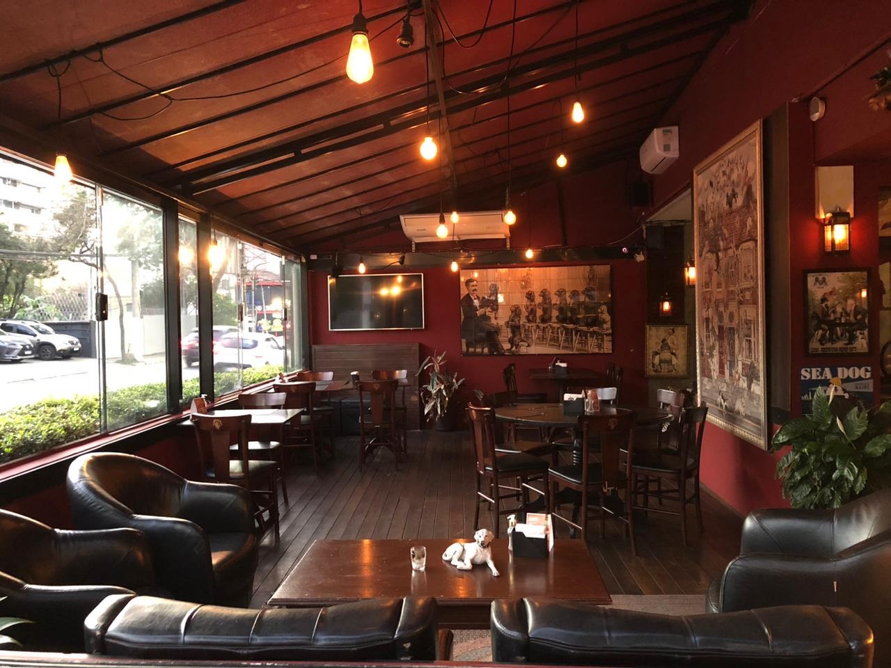 Conhecido por misturar gastronomia criativa, música e um ambiente inspirado no universo canino, o Cão Véio na Vila Mariana promete uma noite para os fãs da casa aproveitarem sem pressa