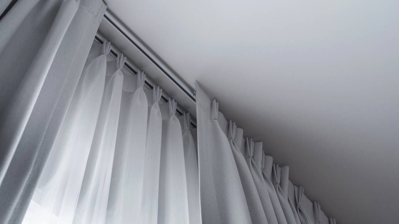 Pisos, banheiros e circulação podem fazer toda diferença no futuro. Entenda como planejar uma casa segura e funcional.