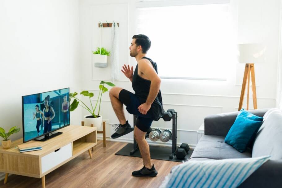 Treino para emagrecer: o que realmente acelera os resultados? O HIIT ajuda a reduzir a gordura visceral, especialmente em pessoas com excesso de peso (Imagem: antoniodiaz | Shutterstock)