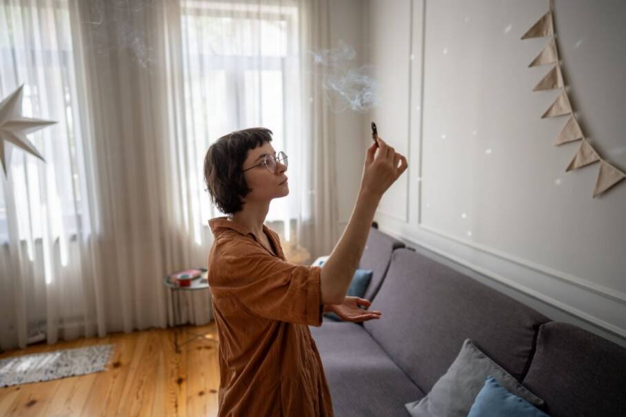 5 sinais de que a energia da casa pode estar aumentando o cansaço emocional Eletrodomésticos quebrando, móveis danificados e imprevistos recorrentes podem ser sinais de desequilíbrio energético no ambiente (Imagem: DimaBerlin | Shutterstock)