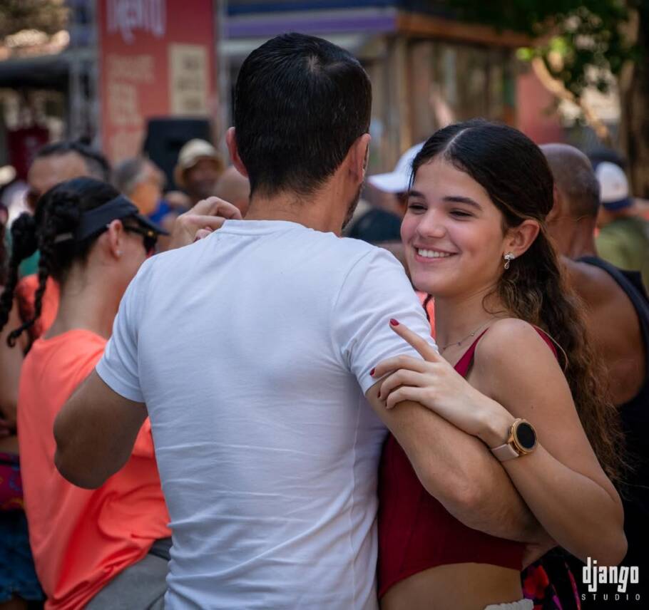 Forró dos Amigos leva a dança para as ruas