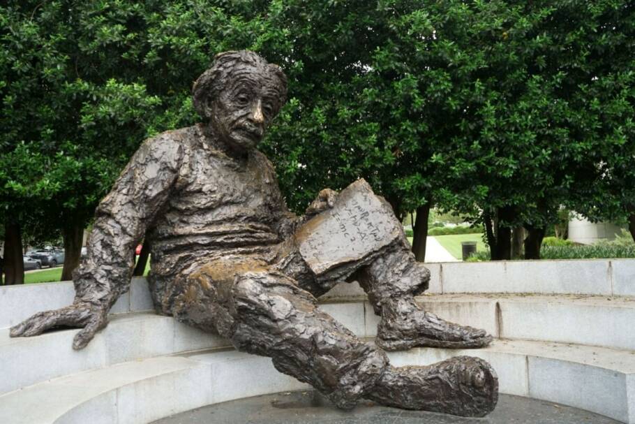 5 frases de Albert Einstein para refletir e se inspirar nesta terça-feira As frases de Albert Einstein oferecem reflexões profundas sobre a vida (Imagem: Satish Bapat | Shutterstock)