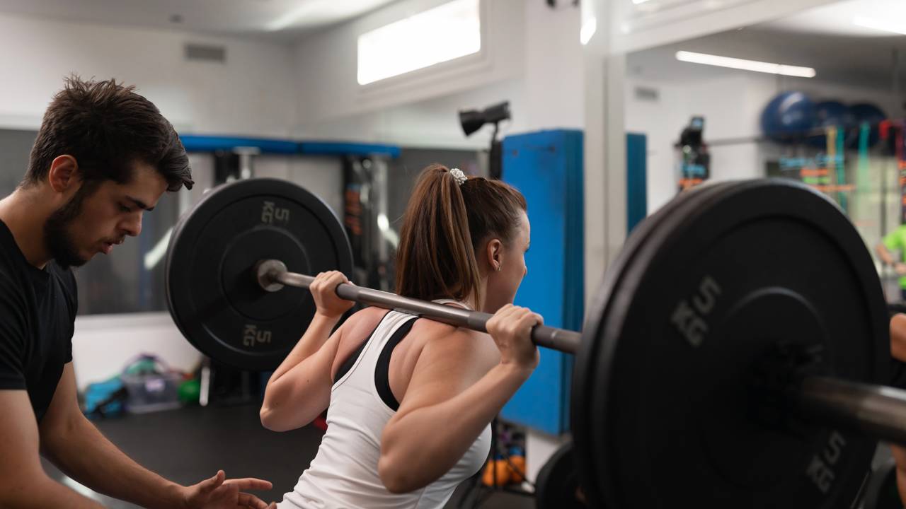 Treinar pesado sem ajustar o descanso entre séries pode limitar seus resultados e atrasar a hipertrofia muscular.