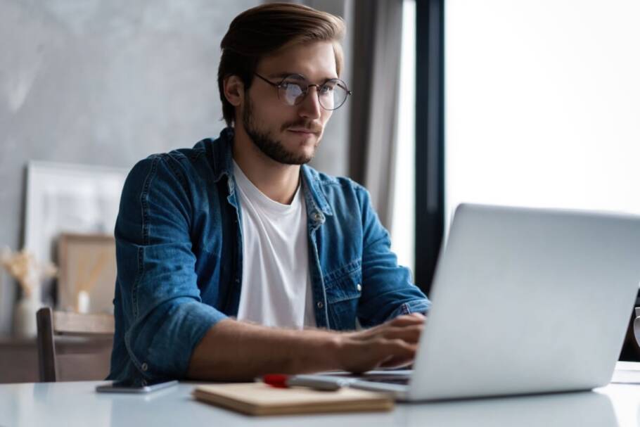 Trabalhar como freelancer satisfaz o desejo do geminiano por mudanças e novos conhecimentos (Imagem: OPOLJA | Shutterstock)