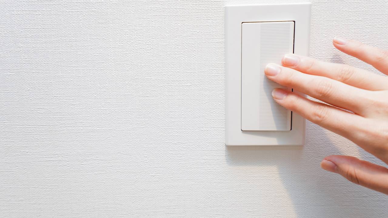 Instalar interruptores na altura correta ajuda na ergonomia, acessibilidade e evita problemas na rotina da casa.
