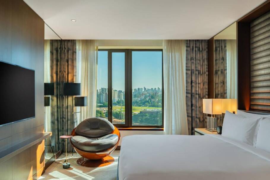 Revista americana elege 3 hotéis brasileiros como os melhores do mundo Interior de um dos luxuosos quartos do JW Marriott Hotel São Paulo