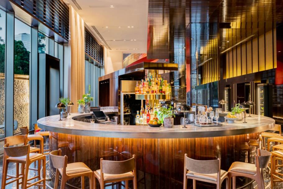 Revista americana elege 3 hotéis brasileiros como os melhores do mundo O badalado Caju Bar do JW Marriott Hotel São Paulo