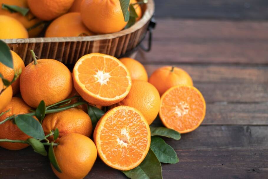 Imunidade: veja alimentos e bebidas naturais para fortalecer o organismo O consumo de frutas cítricas ajuda a fortalecer o sistema imunológico (Imagem: PradaBrown | Shutterstock)