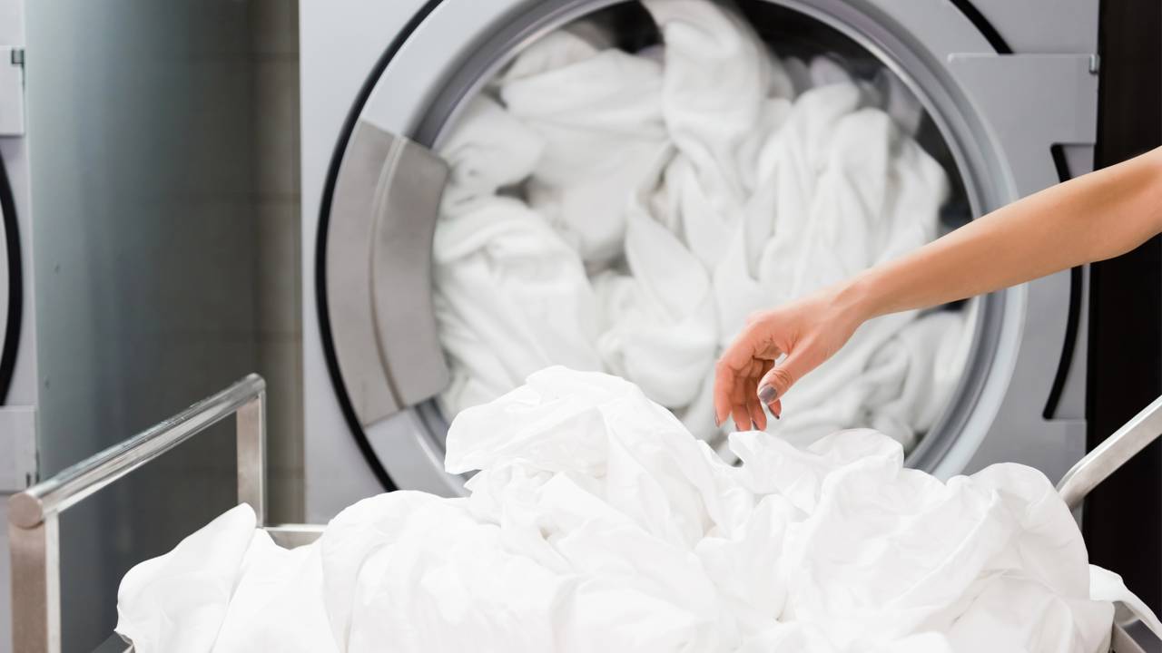 Lençóis e fronhas podem ser lavados juntos com as roupas do dia a dia? Lençóis precisam de lavagem específica para manter maciez, conforto e sensação de cama realmente limpa.