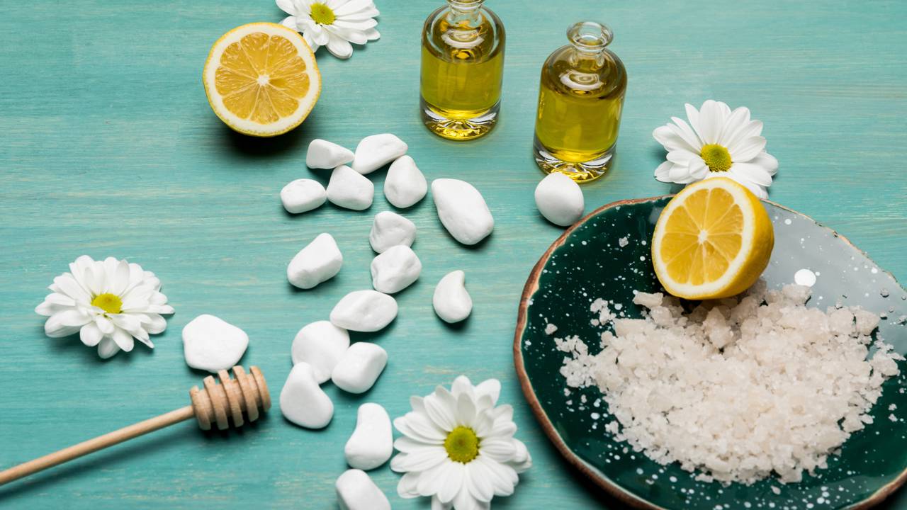Misturar limão, sal grosso e azeite: por que é recomendado e para que serve na cozinha Essa mistura simples virou queridinha para temperar carnes, eliminar odores e dar brilho em utensílios de madeira.