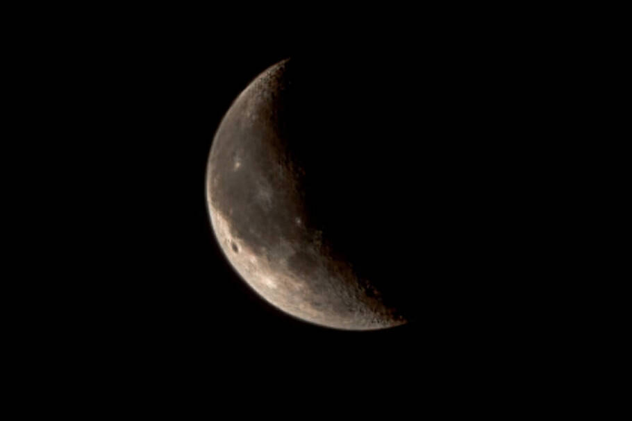 A fase Crescente favorece a visualização de crateras e detalhes da superfície lunar (Imagem: Malgorzata_tat | Shutterstock)