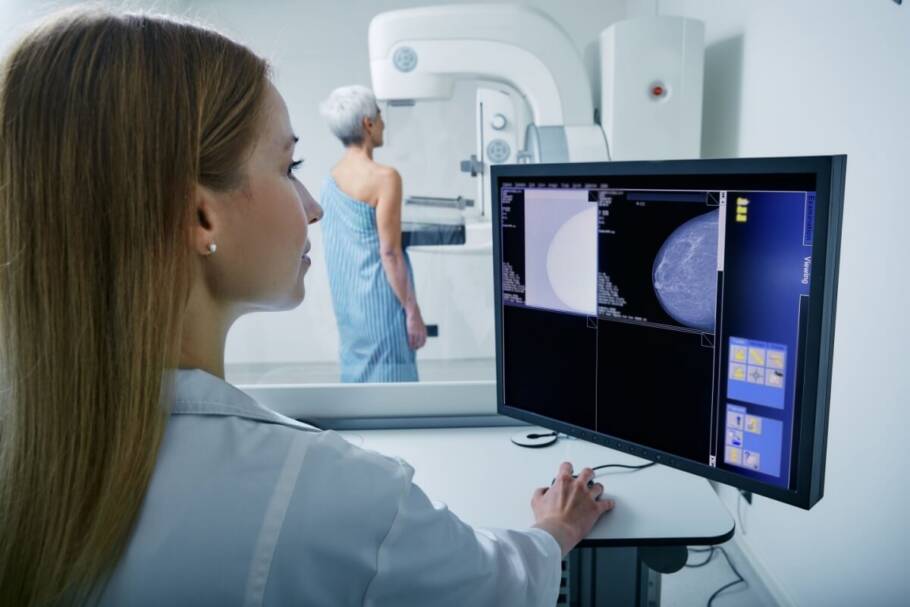 Saúde da mulher: 10 exames preventivos para fazer aos 40 anos A mamografia é um exame fundamental para a saúde da mulher e deve ser realizado anualmente depois dos 40 anos (Imagem: Peakstock | Shutterstock)