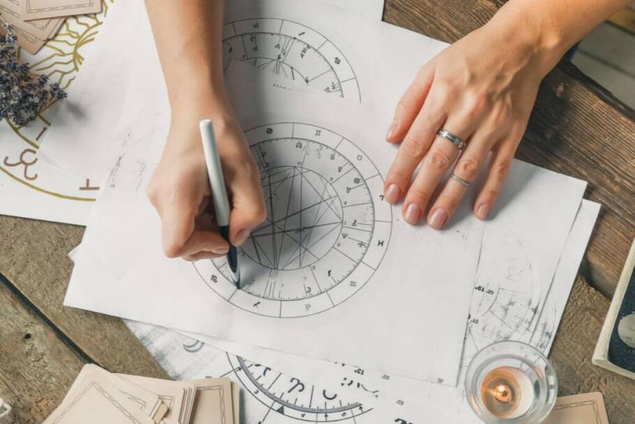 Mapa astral e espiritualidade: 9 posicionamentos que indicam forte intuição e proteção divina Pessoas com muitos planetas na Casa 8 podem apresentar grande interesse por astrologia, espiritualidade, tarot e energias (Imagem: Shyntartanya | Shutterstock)