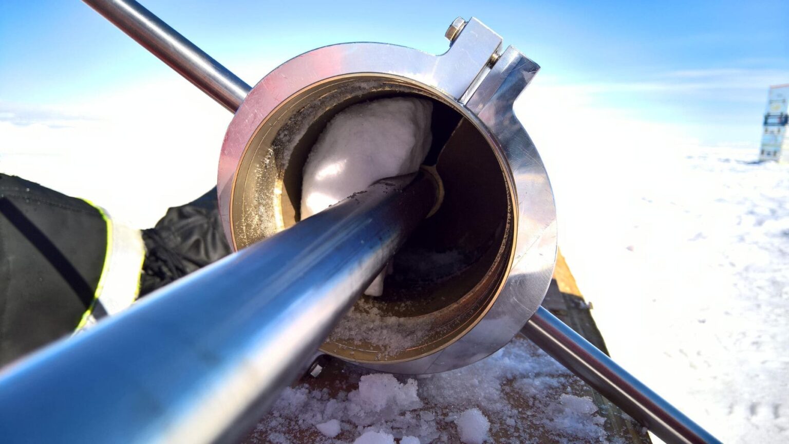 Retiraram quase 300 kg de gelo da Antártida e acharam um objeto de 81 mil anos que não é do nosso planeta A Antártica mais uma vez mostra que não apenas guarda a memória do clima.