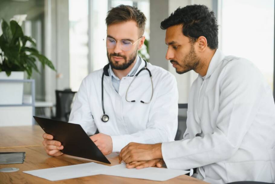 A maior incidência das hepatites virais entre homens reforça a importância da testagem precoce e da atenção aos sintomas (Imagem: Hryshchyshen Serhii | Shutterstock)
