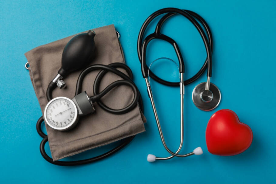 A hipertensão arterial aumenta as chances de infarto e AVC (Imagem: Avocado_studio | Shutterstock)