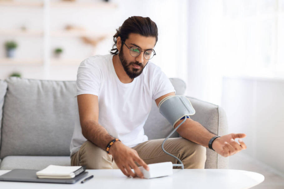 Monitorar a pressão arterial regularmente é uma forma simples e eficaz de acompanhar a saúde cardiovascular e prevenir complicações futuras (Prostock-studio | ShutterStock)